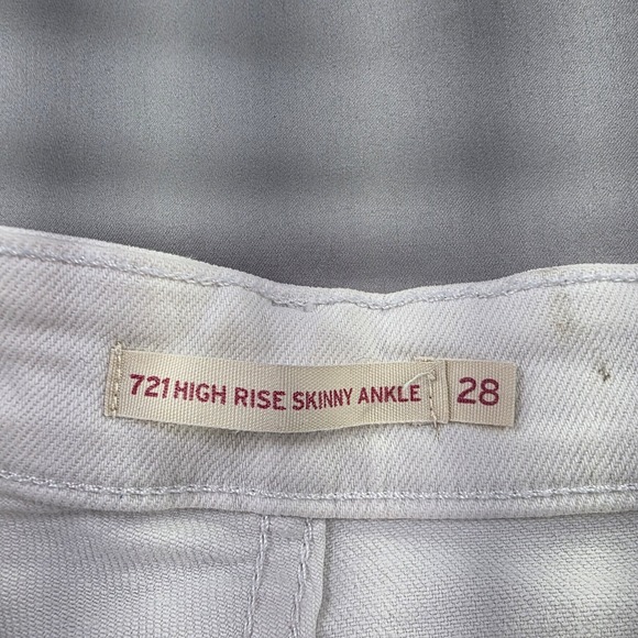 Levis 721 High Rise Skinny Ankle Denim Shorts White Distressed Fray Hem Size 28 - Picture 2 of 7